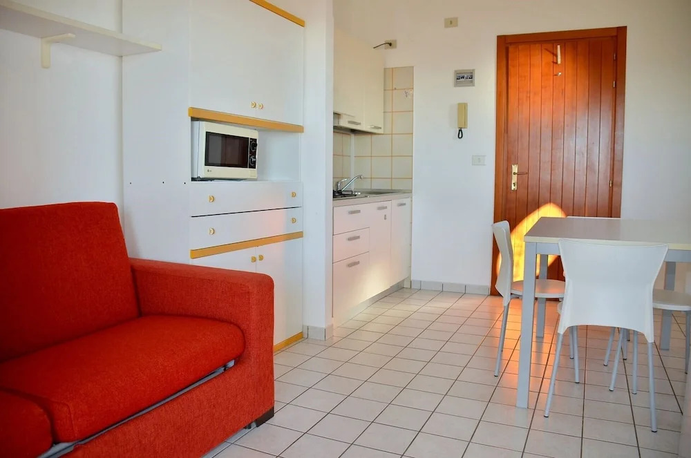 Experience the Beach Breeze in our Bright Flat