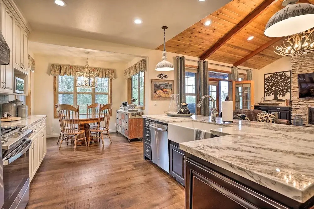 Near Bear Mountain & Big Bear Lake: Gem w/ Hot Tub