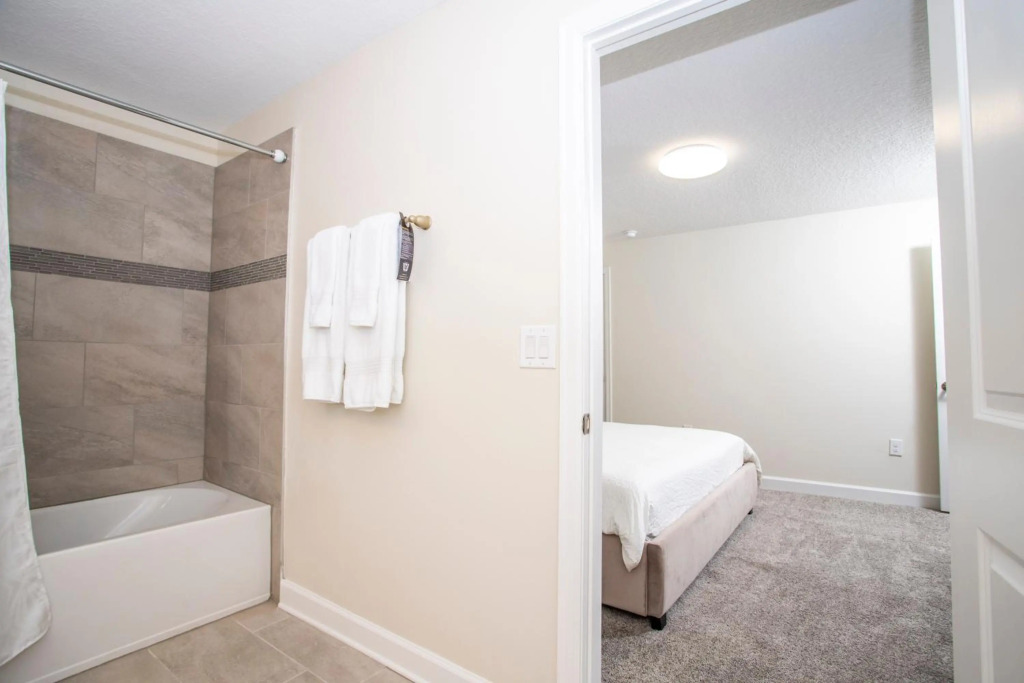Stunning 5 Bd w/ Pool Close to Disney 8955