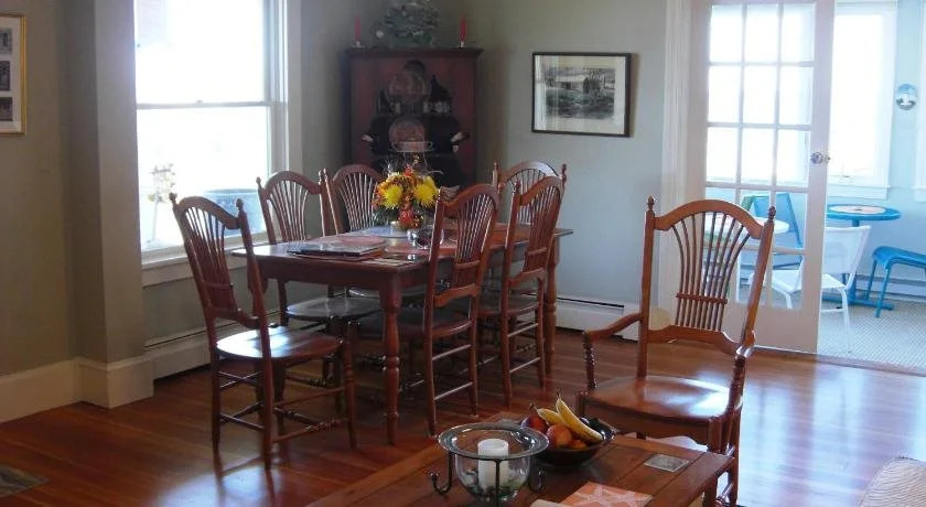 Seafarer Inn