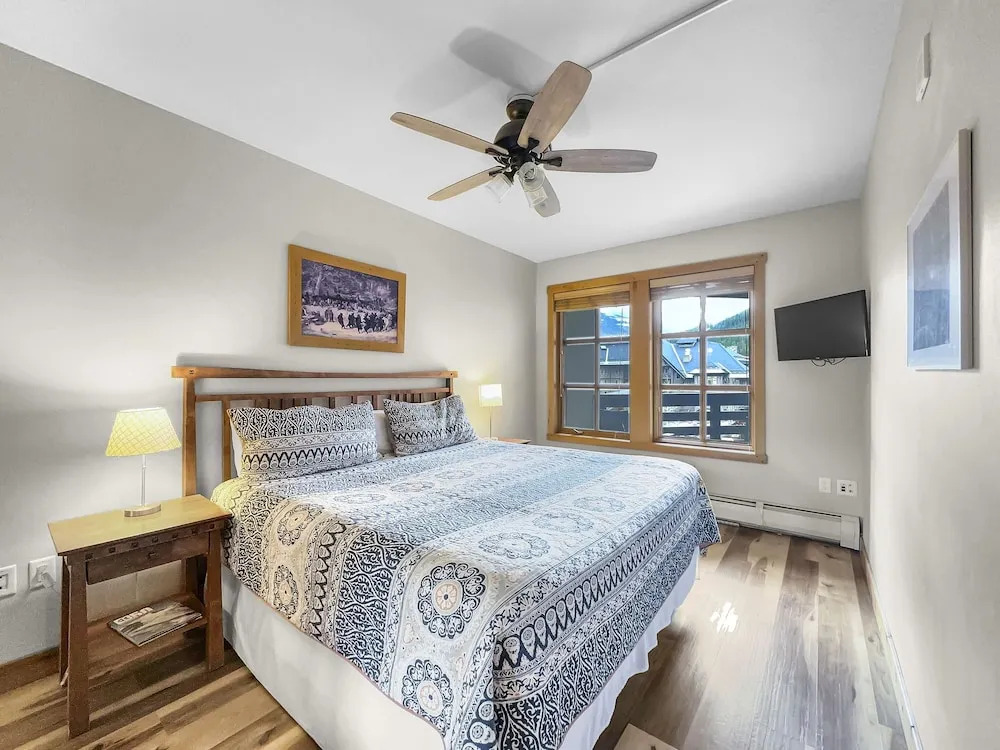 Amazing Condo Center Village Unit, Short Walk to American Eagle - PP310
