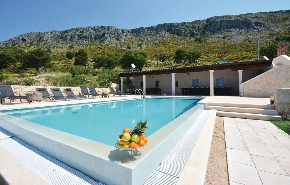 Awesome Home in Podstrana With Wifi and 8 Bedrooms
