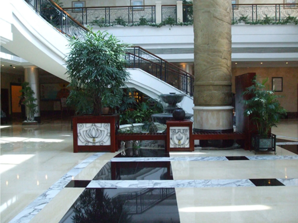 Yuehua Hotel Xiamen Seaside Hotel corridor leads to the stone exhibition hall