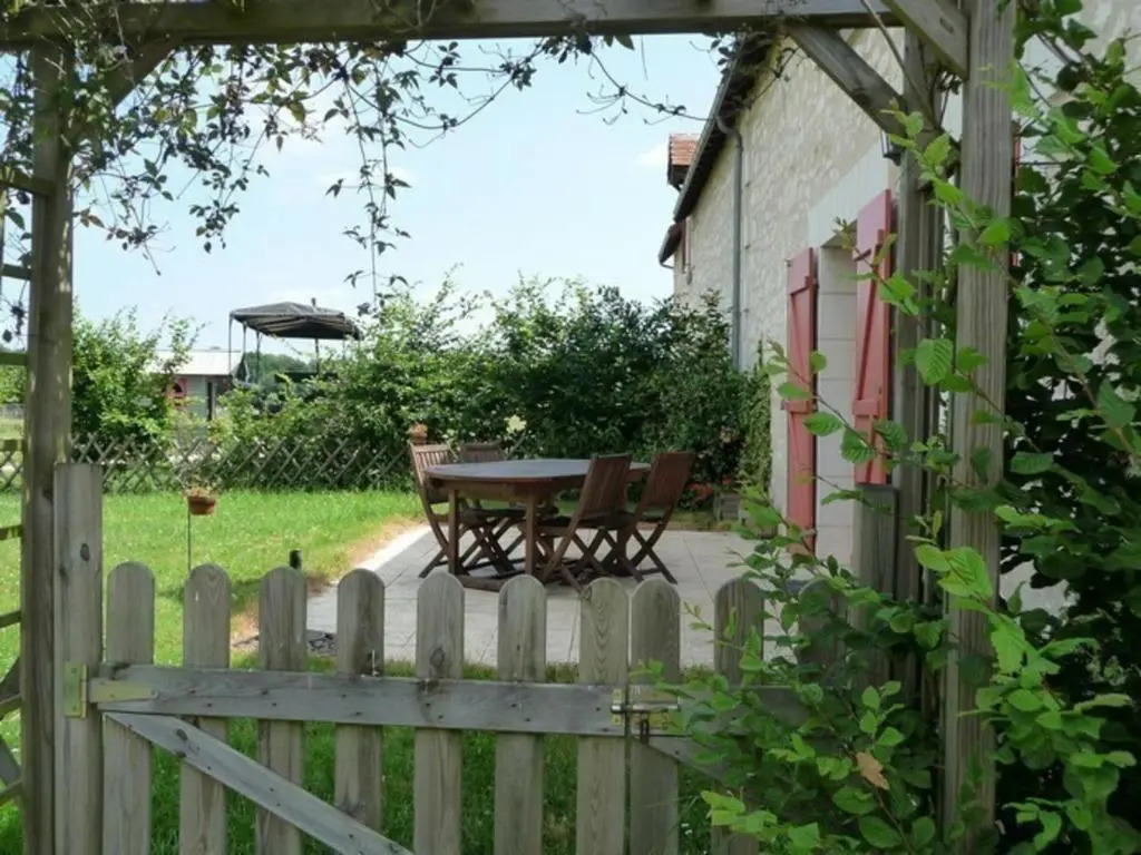 Gîte Tourangeau près de Loches avec Cheminée et Jardin - FR-1-381-40