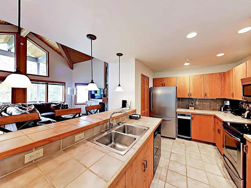 New Listing! Alpine Gem: Private Hot Tub & Sauna 3 Bedroom Townhouse