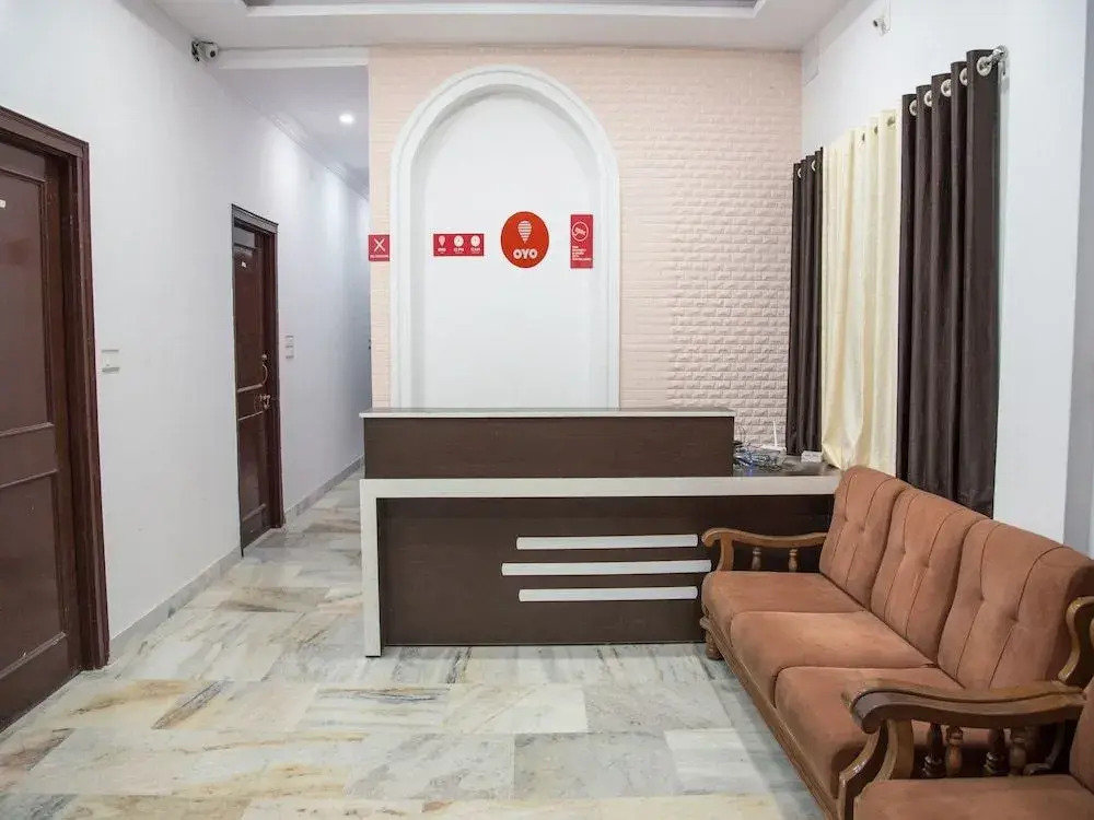 OYO 9971 Hotel Royal T