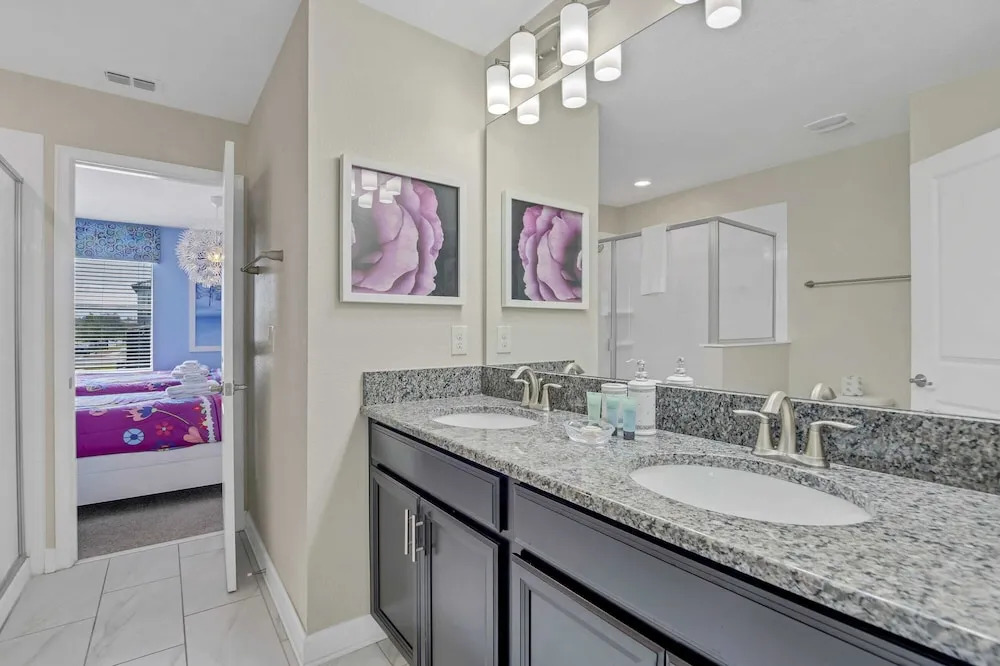 Luxurious, Grand Home, Themed Bedrooms and Large Pool Area #8cg099