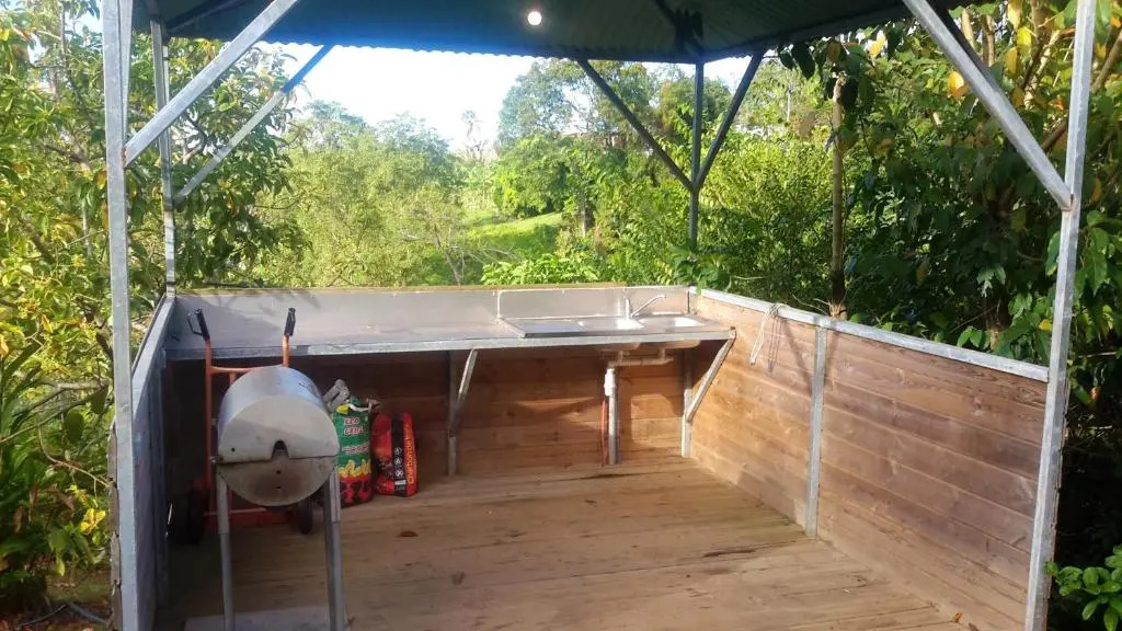 Bungalow charmant au Robert avec piscine partagée et jardin