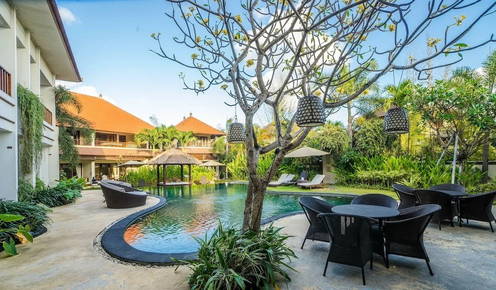 16 bedroom villa river side Legian