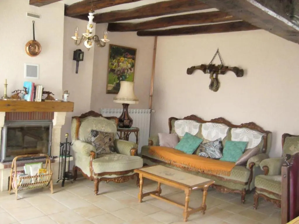 Fermette rénovée, animaux acceptés, internet, Montluçon proche - FR-1-489-83