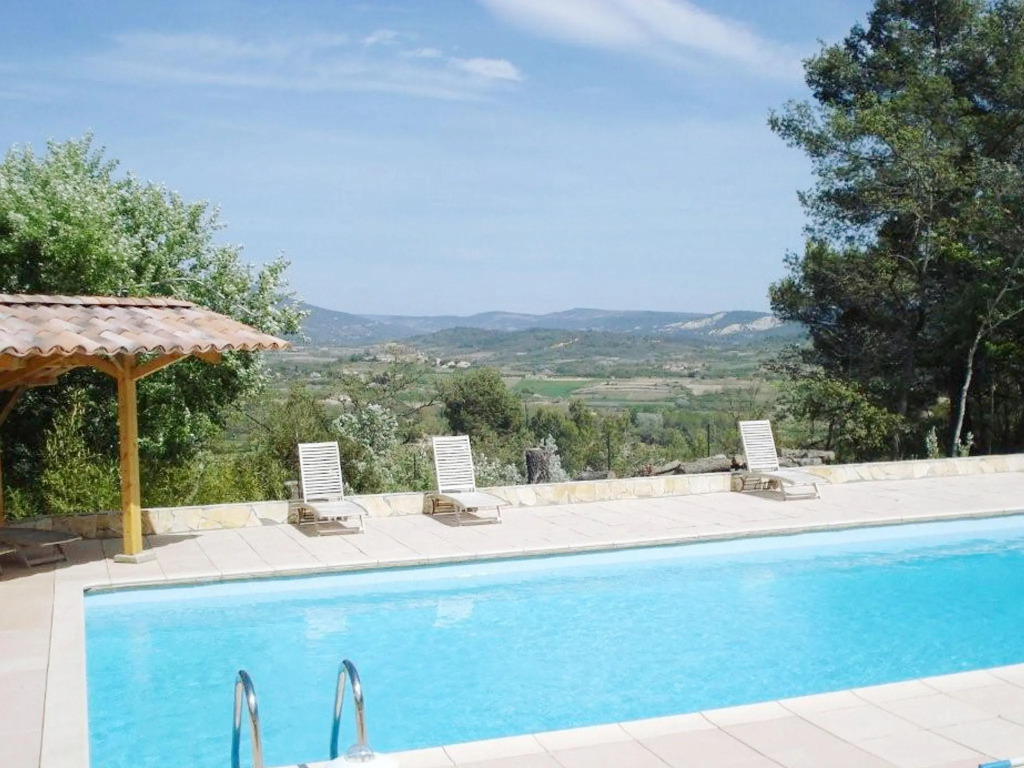 Peaceful Villa in Saint-Saturnin-lès-Apt with Swimming Pool