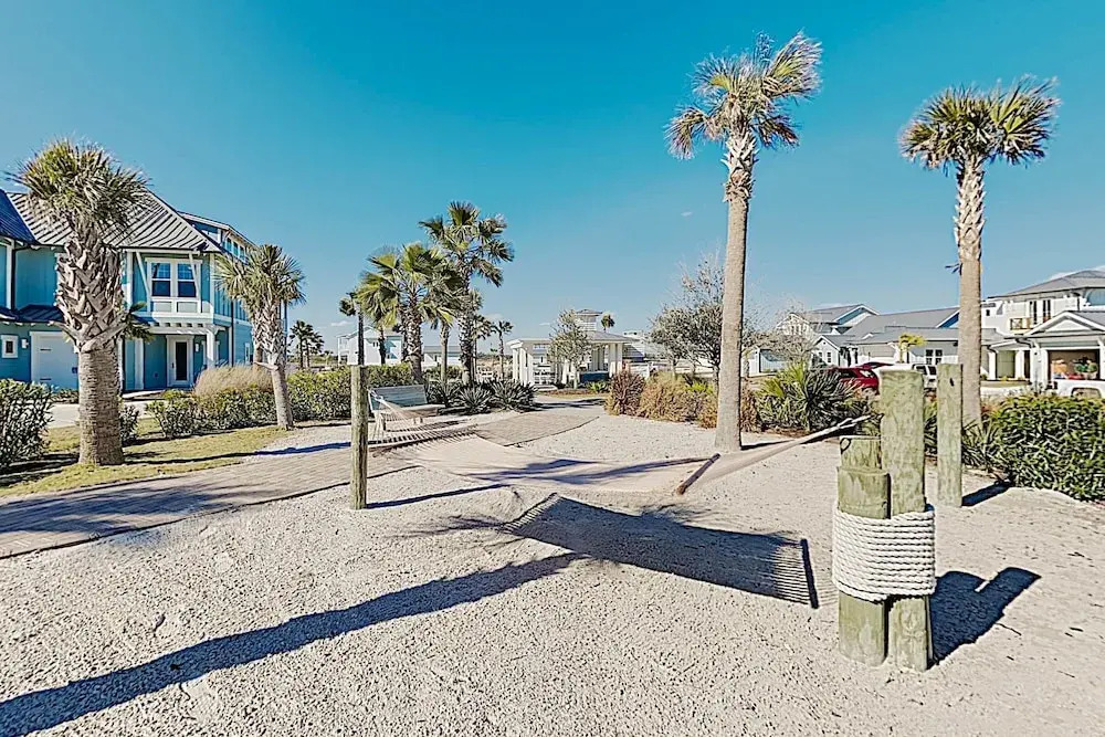 Bayfront 3br W/ Patio & Pool 3 Bedroom Condo