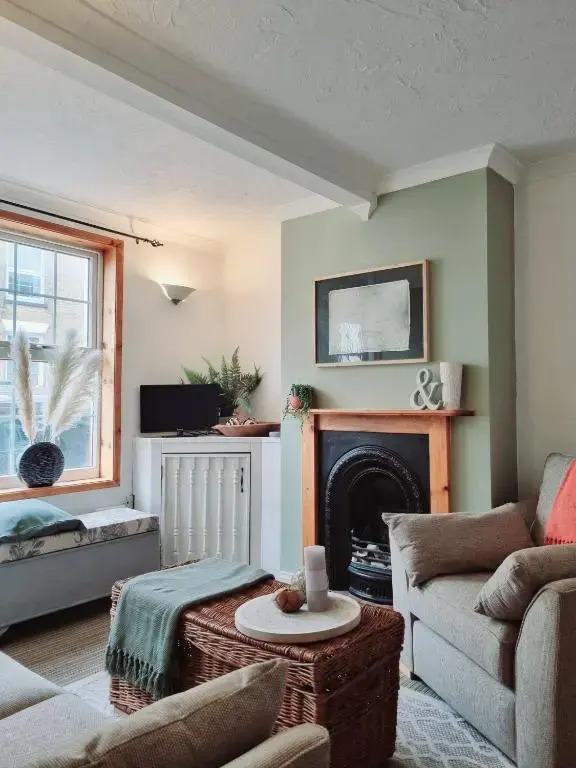 2 bedroom house within walking distance of town