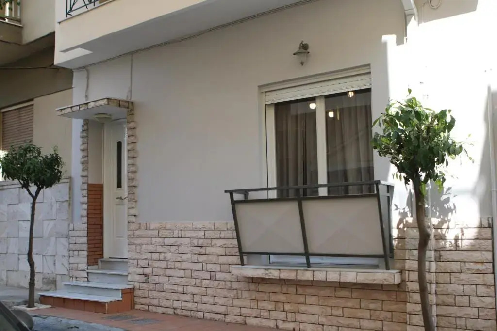 73sq Apt near Athens and Piraeus port with backyard