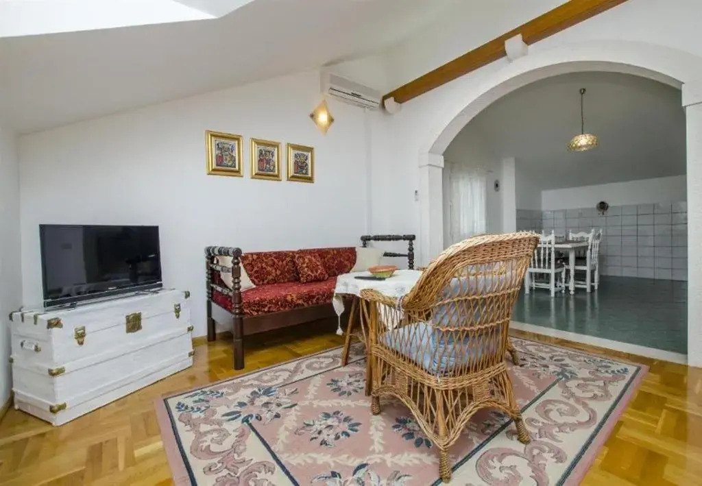 Apartments and rooms Mate1-near sea