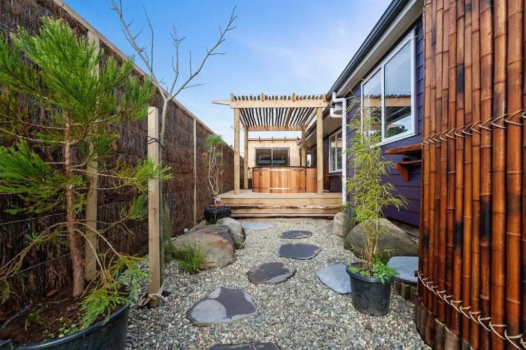 The Purple House - Ohakune Holiday Home with Spa Pool