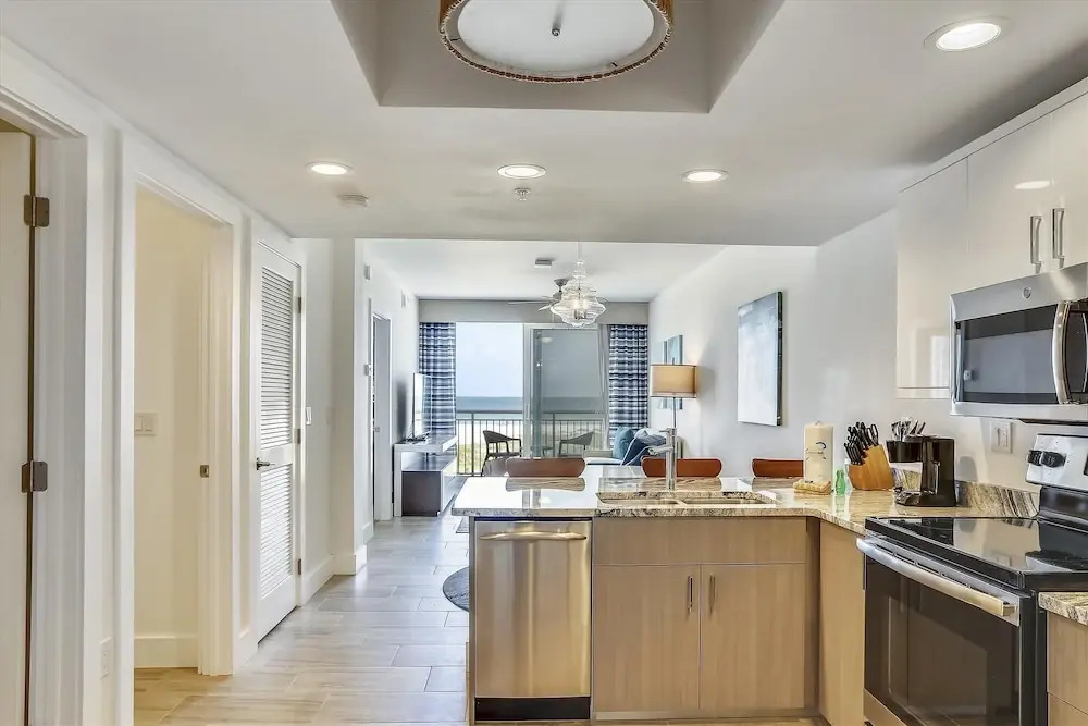 Luxurious/brand New Oceana/pools/hottubs/ W203 Great Location!