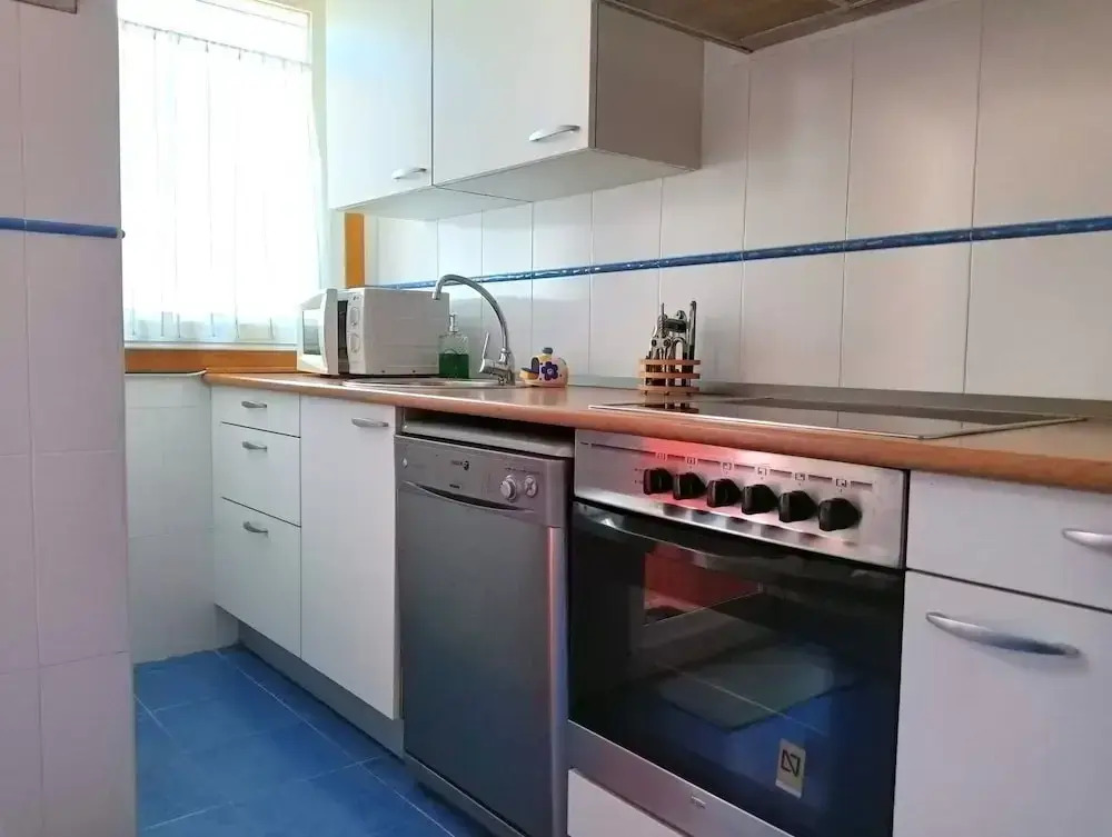 3 Bed Flat - Sleeps 6 - Pool - Garden - Parking