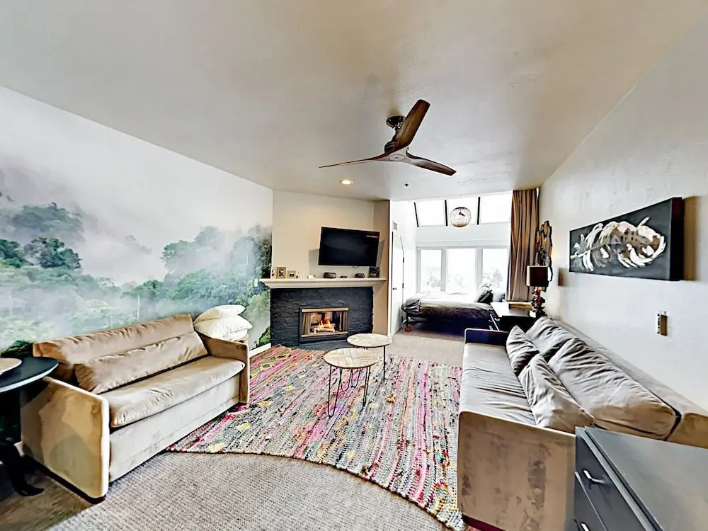 Ski In Ski Out Modern Studio with Stunning Location