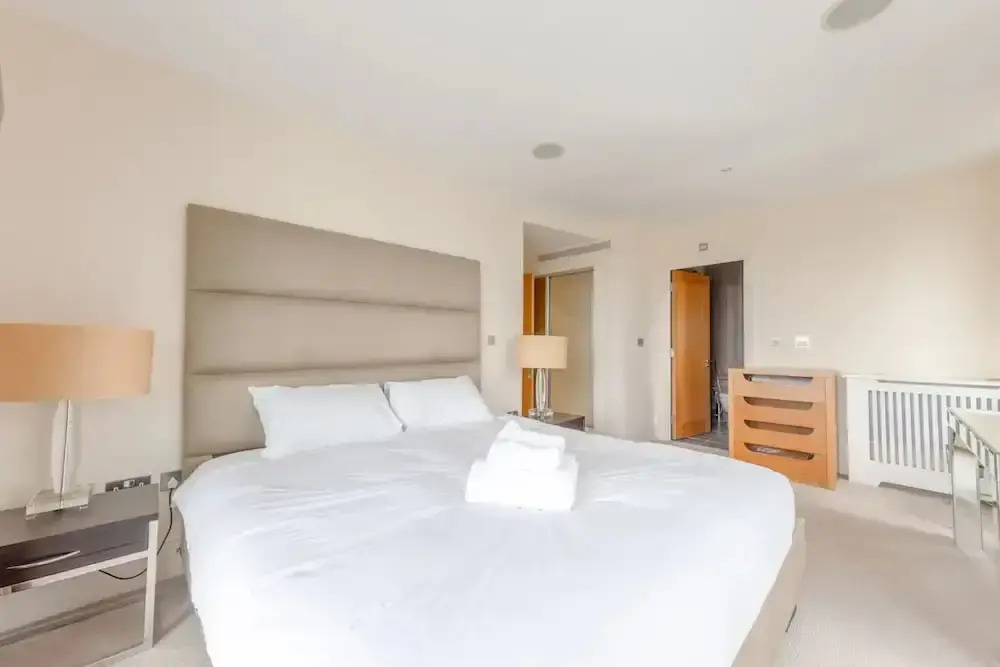 Gorgeous 3 Bedroom Flat in Vauxhall With City Views