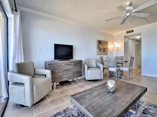 Harbour Light Towers 1603 2 Br condo by RedAwning