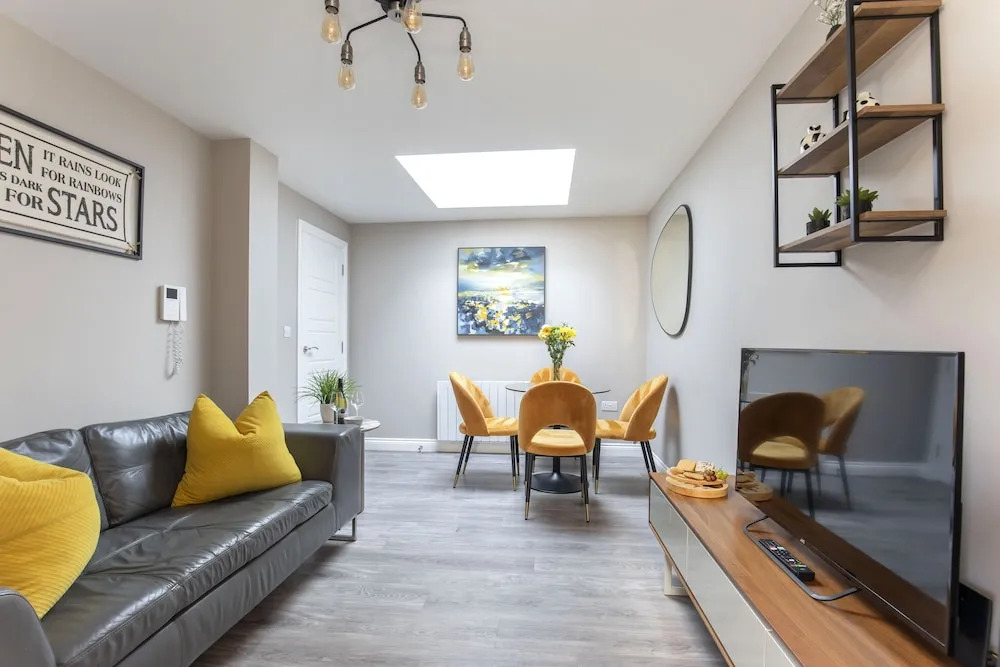 Elliot Oliver - Modern 2 Bedroom Town Centre Apartment