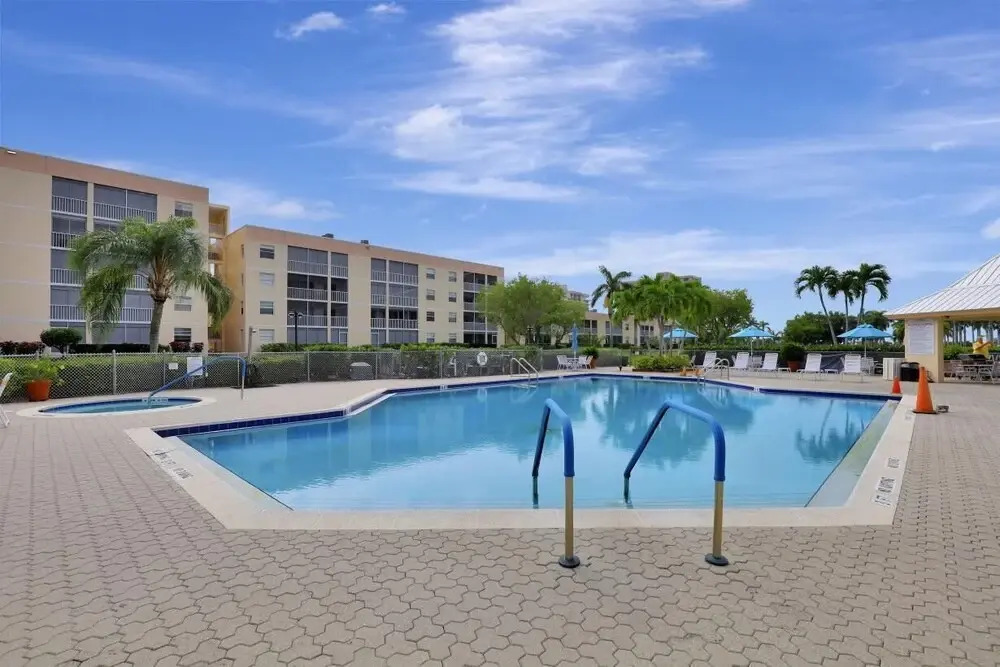 Island-style Condo With Pool, spa and Steps to Beach