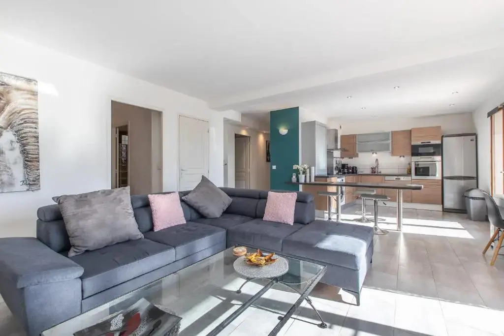 Quiet large 3-bedroom apartment with terrace, garden & incredible Mountain view