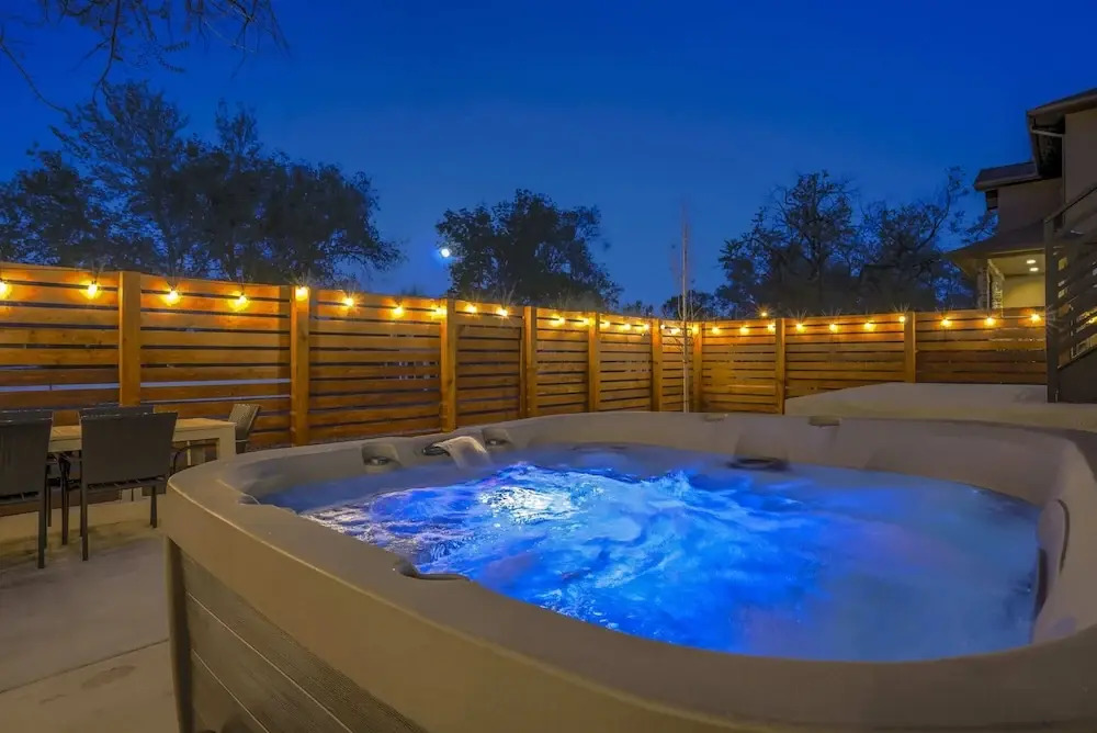 6bd3.5ba?downtown Modern Luxury W/hot Tub?