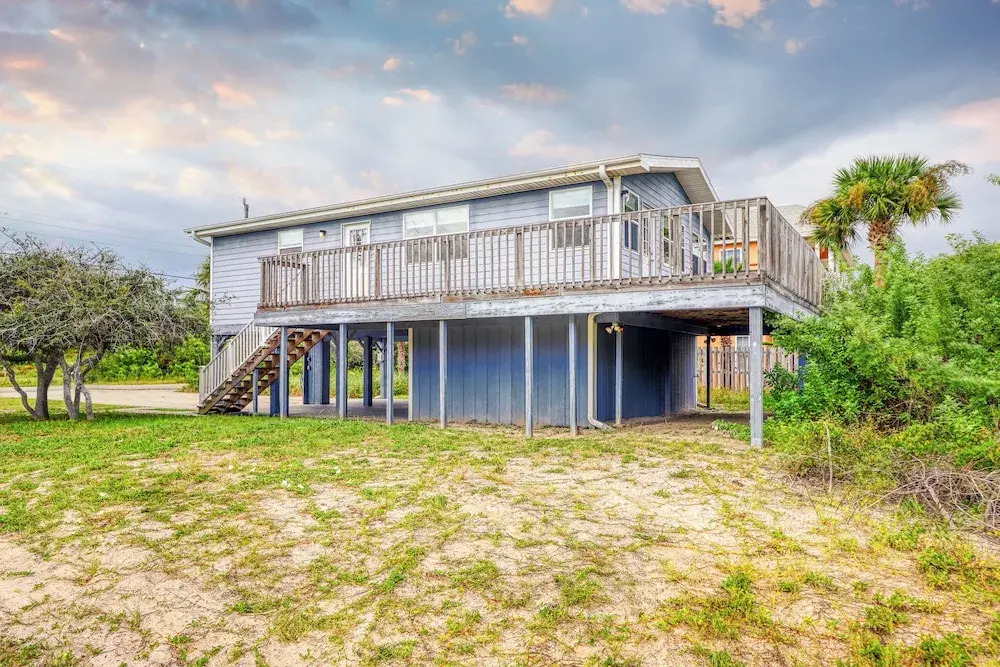 Dog-friendly Home With Beach Access & Deck - Snowbirds Welcome