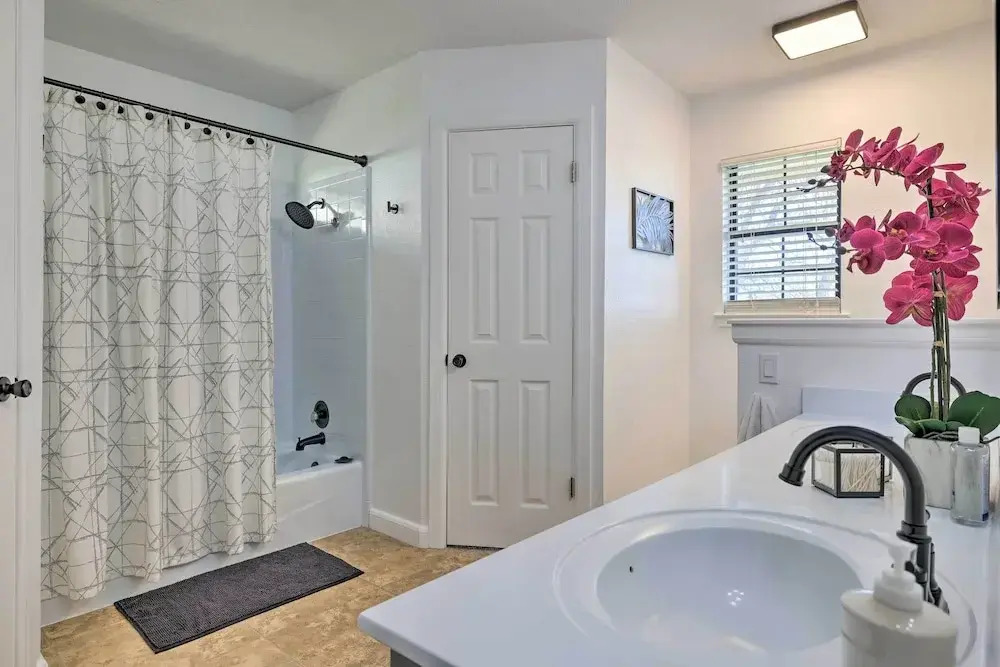 3 Mi to Dtwn! Riverfront Seguin Home w/ Sunroom