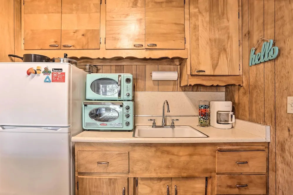 Peaceful Cozy Cabin ~ 3 Mi to Big Bear Lake!