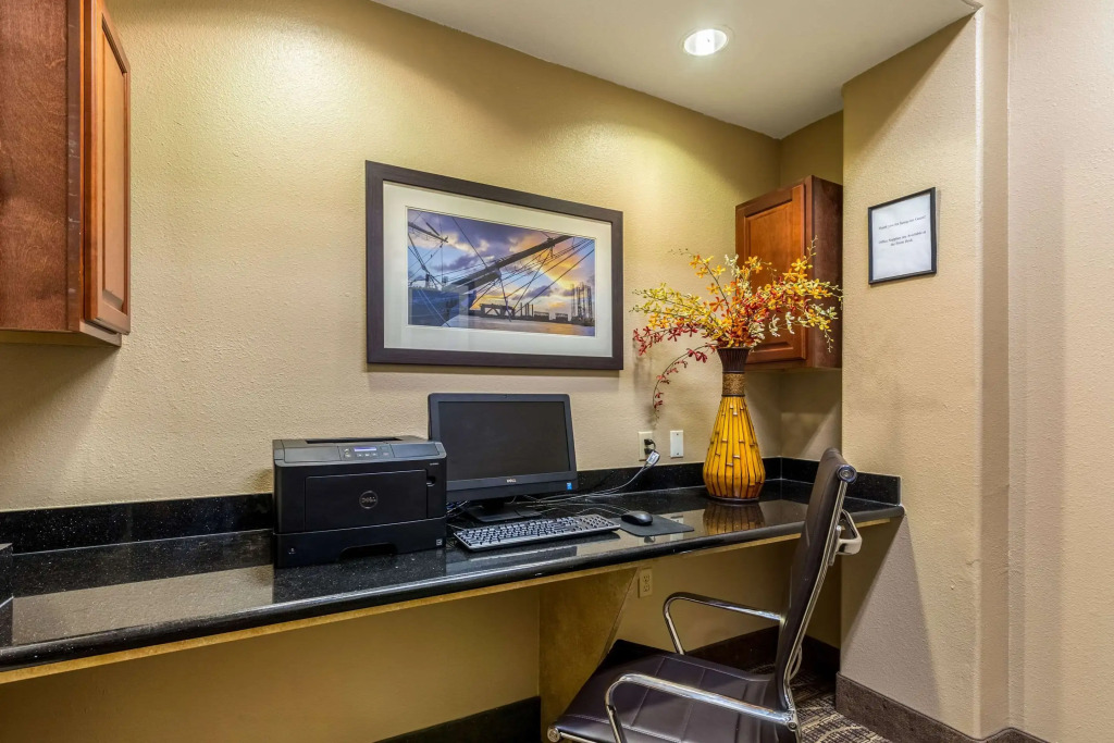 Comfort Suites Galveston Cruise Port Area - Beachside