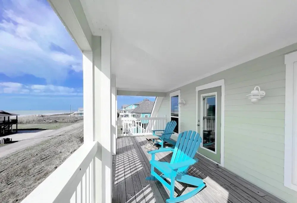 The Green Seahorse 4 Bedroom Home by RedAwning