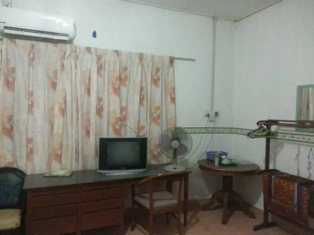 Homestay Aircond Pantai Timur Chalet Guest House Kak Mah