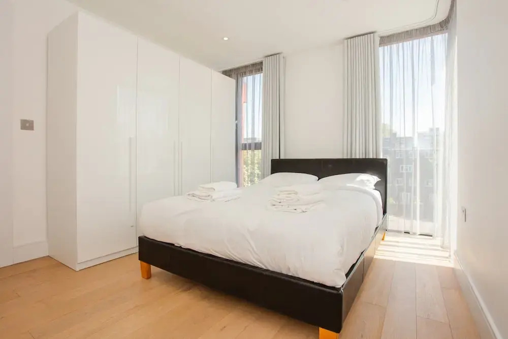 Three Bedroom Flat In Shoreditch With Large Balcony