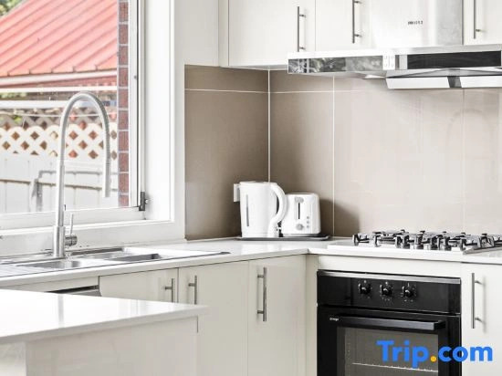Relaxing Rooms   Walking Distance to Shops & Transport