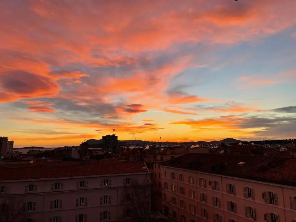 Vue sur rade appartement élégant vaste climatisé étage élevé ascenseur proche parking et toutes commodités au cœur du Toulon historique