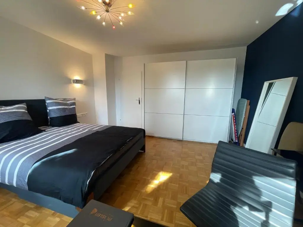 Appartement Region Esslingen - Nähe Messe - Flughafen - Stuttgart - Wohnen und Arbeiten auf Zeit in 120m2 Wohlfühlatmosphäre - ab 3 Übernachtungen - geeignet für 4 Personen - Beistellbett möglich - Kinder und Tiere willkommen - Garage für e-bikes