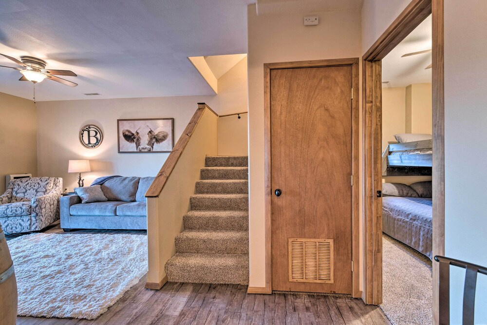 Pet-friendly Branson West Lodge w/ Hot Tub!