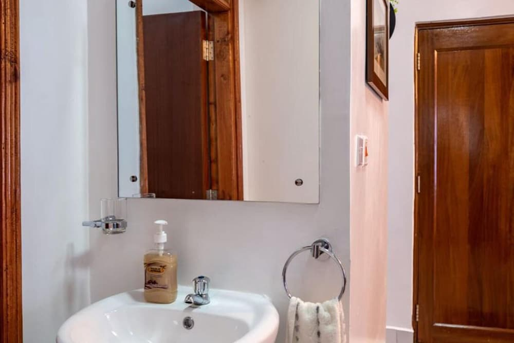 2BR Apartment in Mombasa - Pool & Near Beach