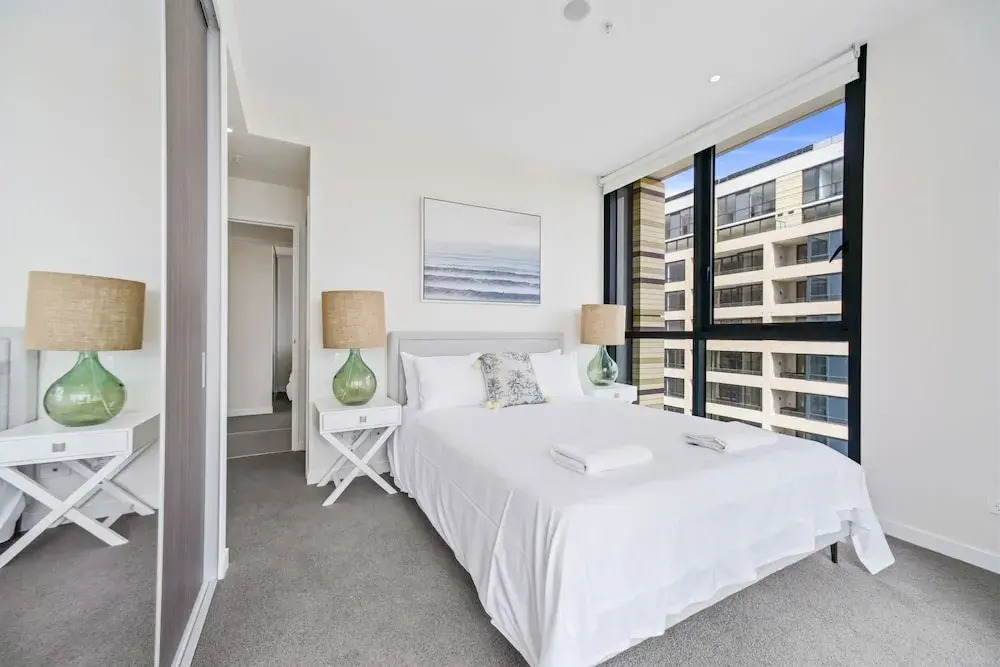 HomeHotel-Ultra Luxury 2 Bedroom next to Mall & Train