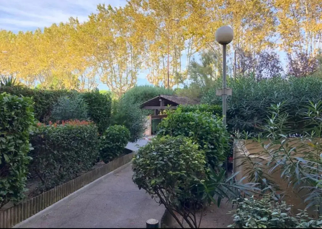 Frejus balcon des arènes studio 5e étage piscine clim tennis