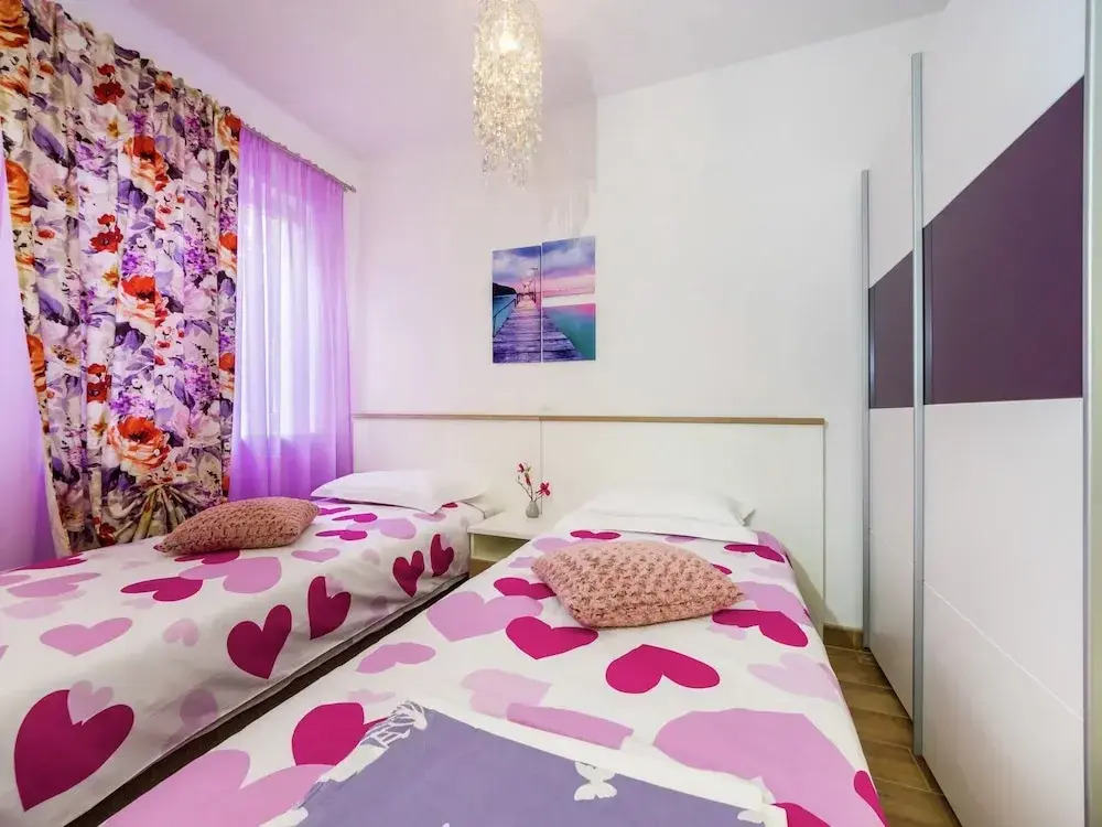 New Luxury Apartment With Nice Garden and Barbecue in a Quiet Area, Wifi