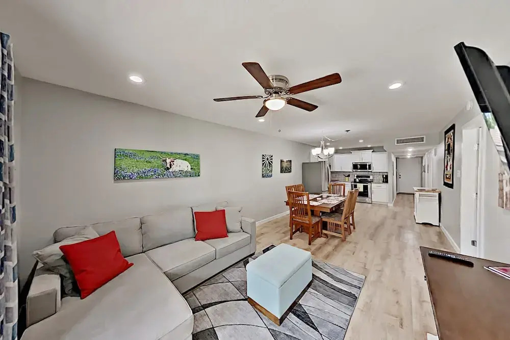 Lakefront Horseshoe Bay Hideaway W/ Pool & Docks 3 Bedroom Condo