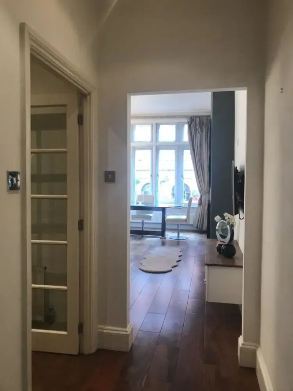 Suitely Trafalgar Square Luxury Apartment