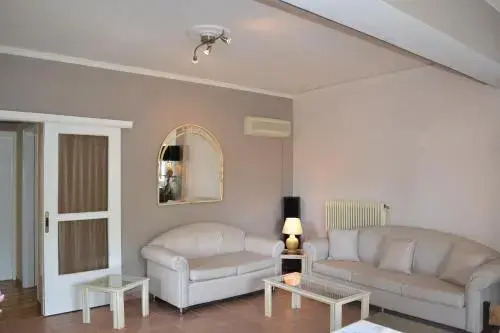 Unwind in a Spacious flat with Gardens near Beach