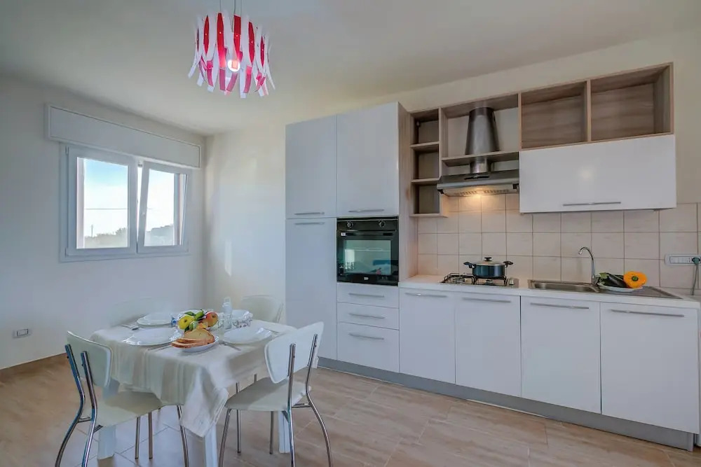 Le Bianche Apt 2 with Garden near The Sea