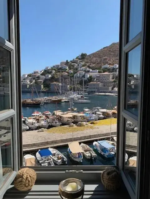 Port Mansion Studio 2 Hydra - first floor not a hotel - no cl eaning while guests inside