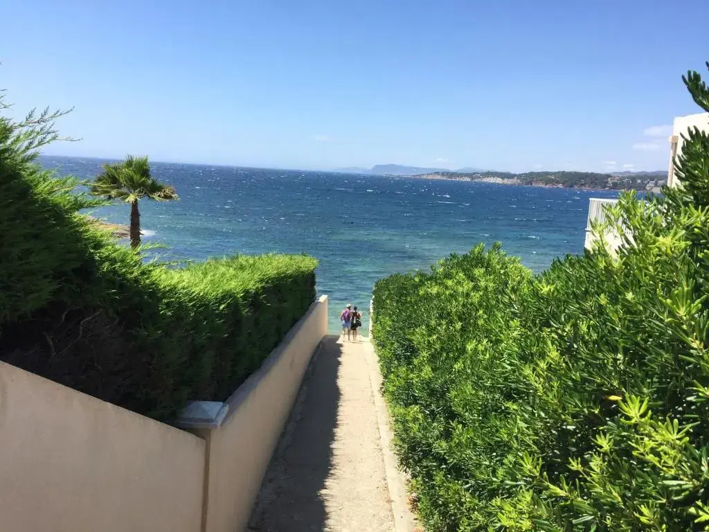 T2 de 33 m2 plus terrasse de 20m2 vue sur mer climatisé à 10 secondes chrono à pied de la plage , mer et sentier du littoral Résidence marina cap négre Six-Fours-les-Plages